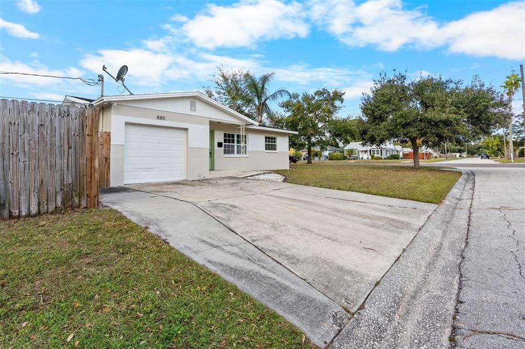 For Sale: $288,000 (2 beds, 1 baths, 782 Square Feet)