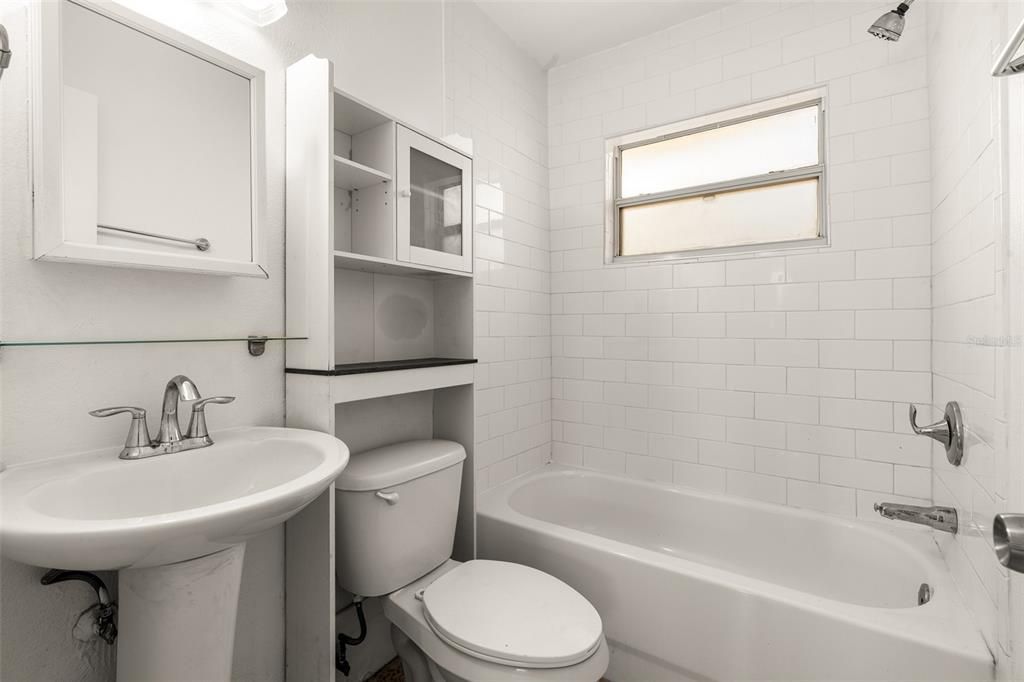 For Sale: $288,000 (2 beds, 1 baths, 782 Square Feet)