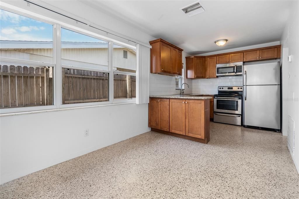 For Sale: $288,000 (2 beds, 1 baths, 782 Square Feet)