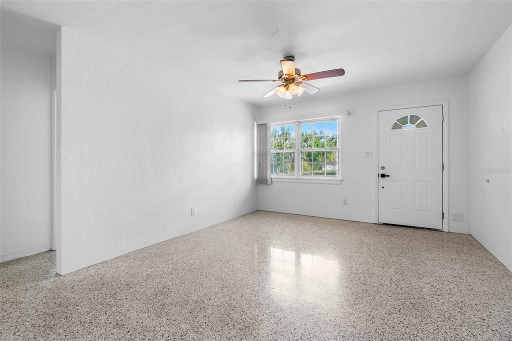 For Sale: $288,000 (2 beds, 1 baths, 782 Square Feet)