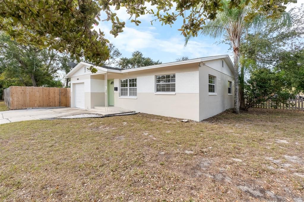 For Sale: $288,000 (2 beds, 1 baths, 782 Square Feet)