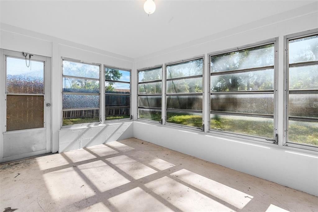 For Sale: $288,000 (2 beds, 1 baths, 782 Square Feet)