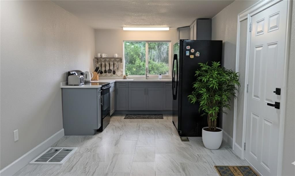 待售: $157,000 (3 贝兹, 1 浴室, 832 平方英尺)