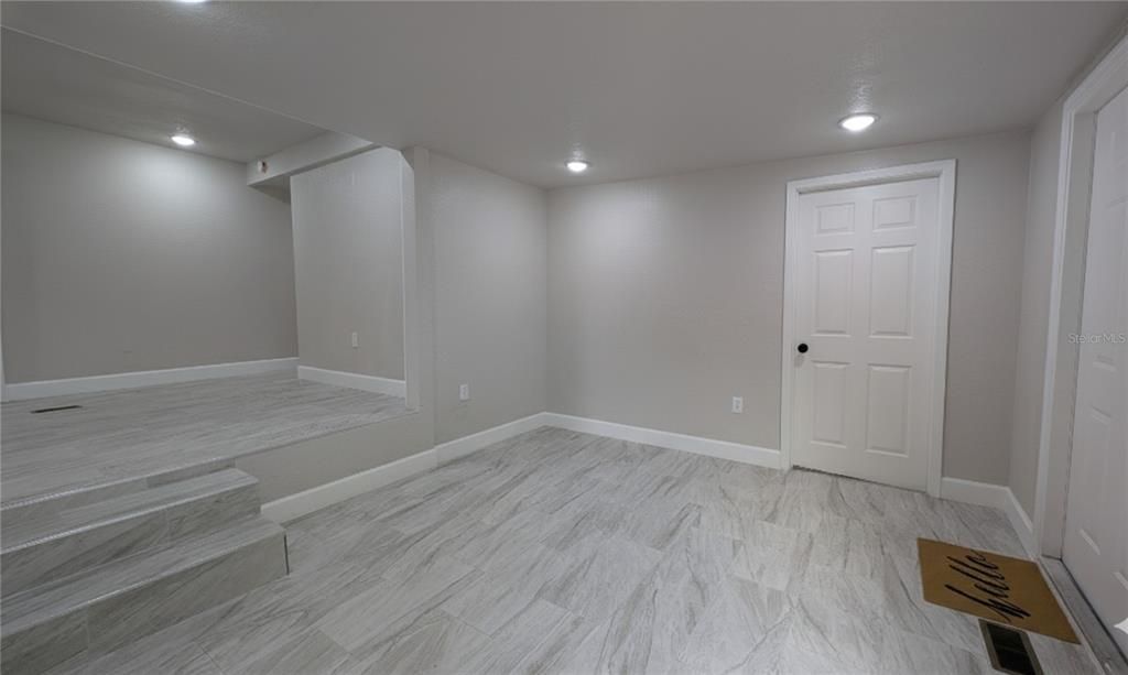 待售: $157,000 (3 贝兹, 1 浴室, 832 平方英尺)