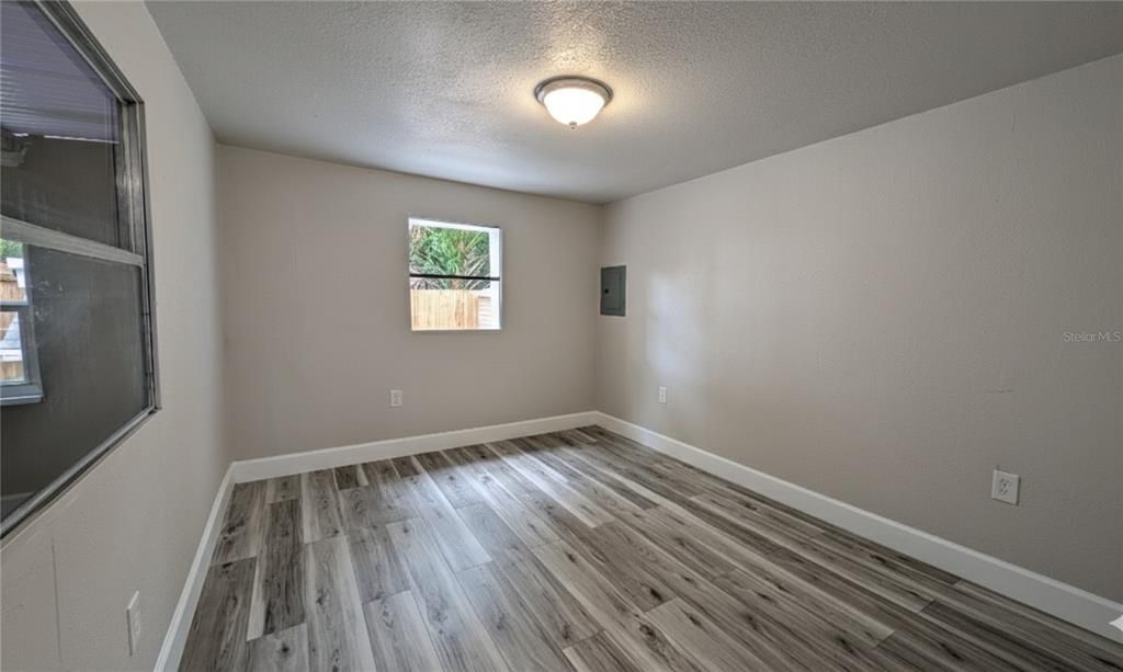 待售: $157,000 (3 贝兹, 1 浴室, 832 平方英尺)