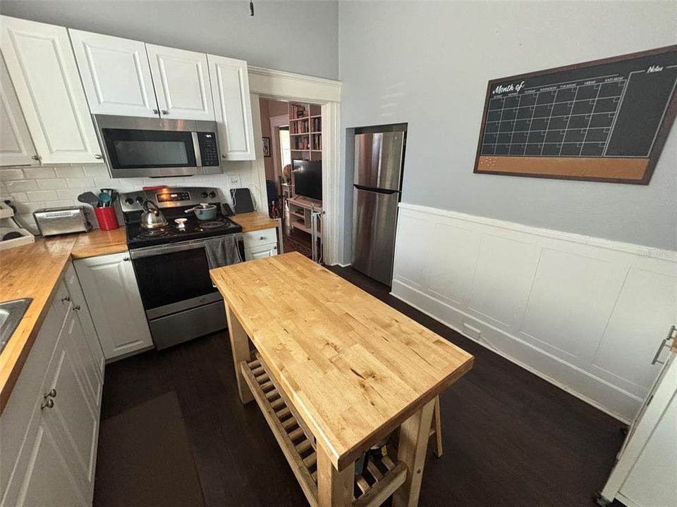 For Rent: $2,400 (2 beds, 2 baths, 1180 Square Feet)