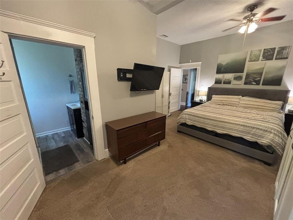 For Rent: $2,400 (2 beds, 2 baths, 1180 Square Feet)