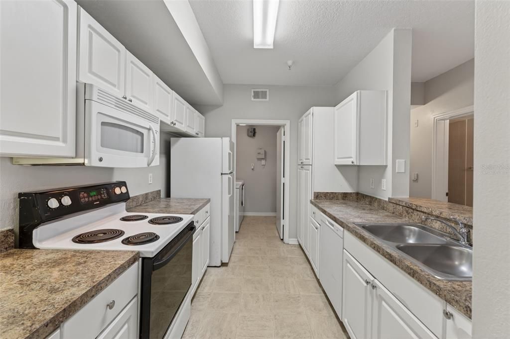 For Sale: $158,000 (2 beds, 2 baths, 1073 Square Feet)