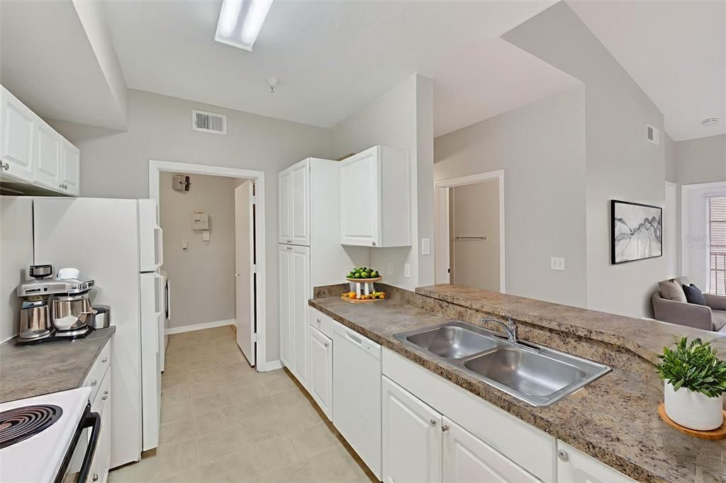 For Sale: $158,000 (2 beds, 2 baths, 1073 Square Feet)