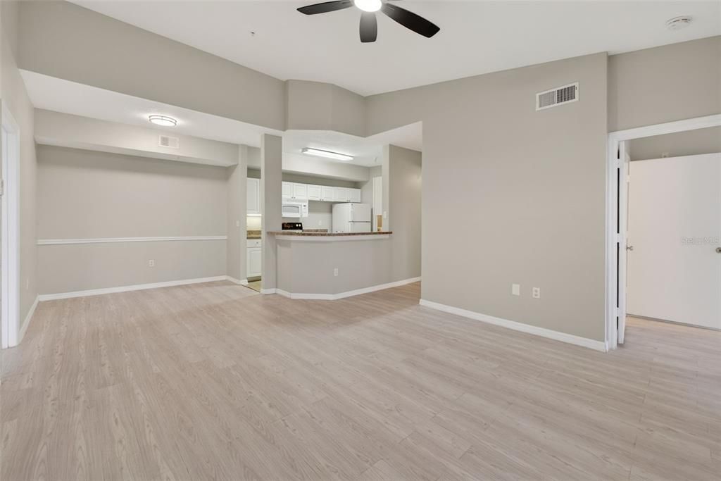 For Sale: $158,000 (2 beds, 2 baths, 1073 Square Feet)