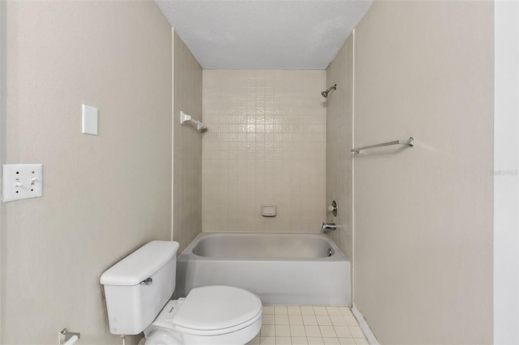 For Sale: $158,000 (2 beds, 2 baths, 1073 Square Feet)