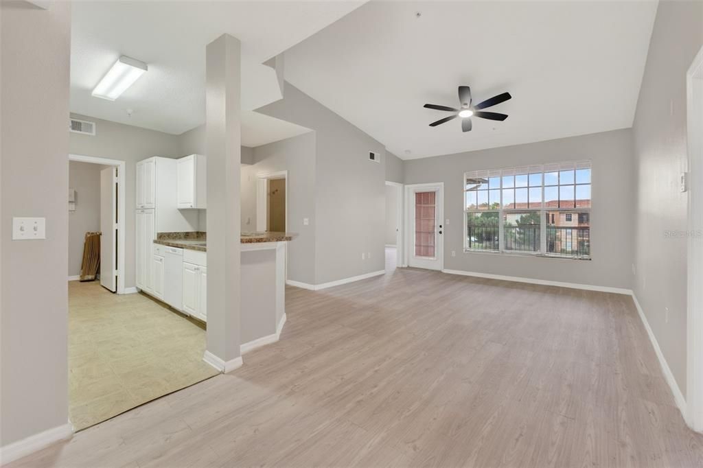 For Sale: $158,000 (2 beds, 2 baths, 1073 Square Feet)