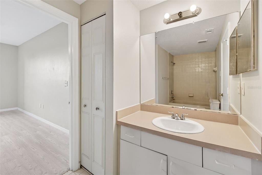 For Sale: $158,000 (2 beds, 2 baths, 1073 Square Feet)