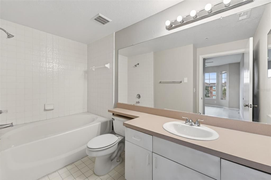 For Sale: $158,000 (2 beds, 2 baths, 1073 Square Feet)