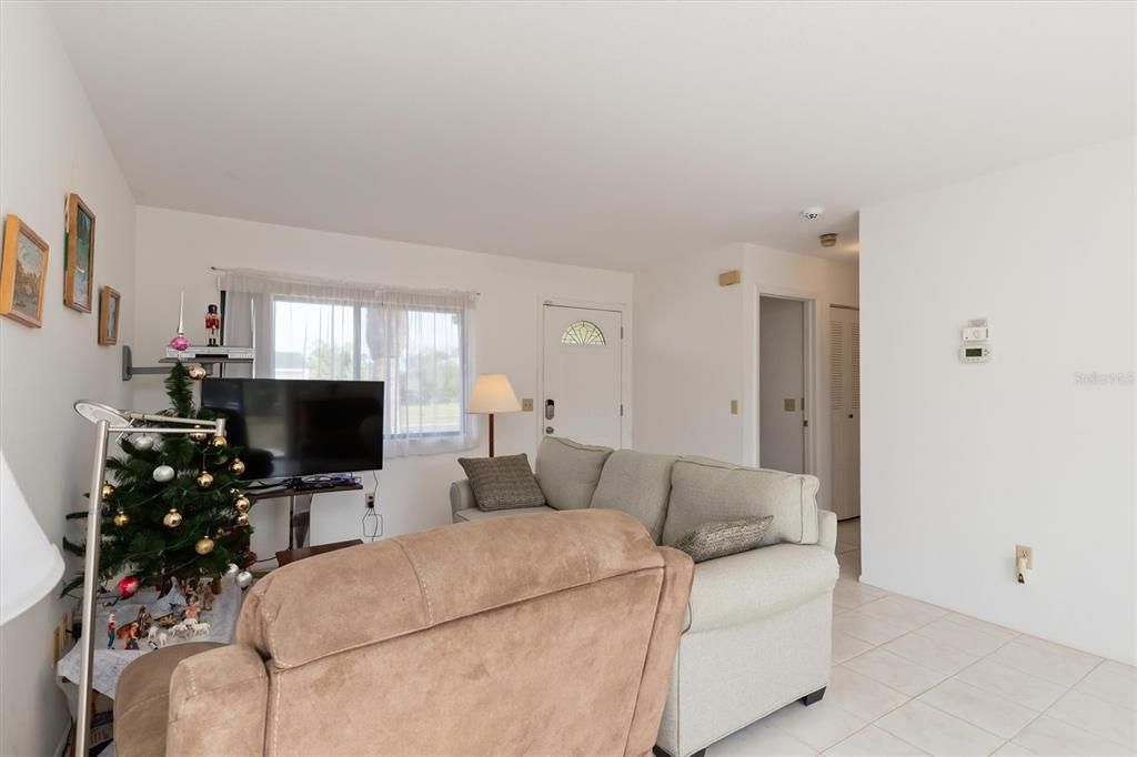 For Sale: $178,800 (2 beds, 1 baths, 903 Square Feet)