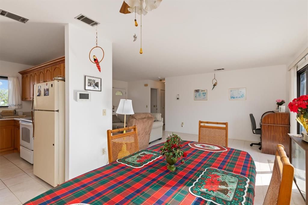 For Sale: $178,800 (2 beds, 1 baths, 903 Square Feet)