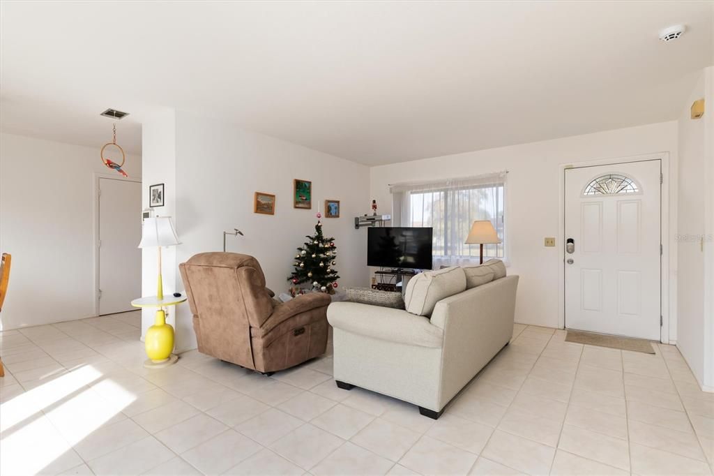 For Sale: $178,800 (2 beds, 1 baths, 903 Square Feet)