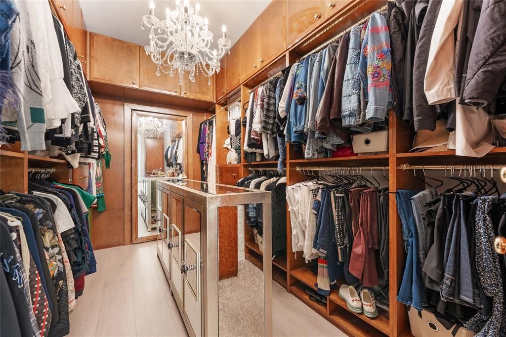 Activo con contrato: $2,999,000 (5 camas, 4 baños, 5776 Pies cuadrados)