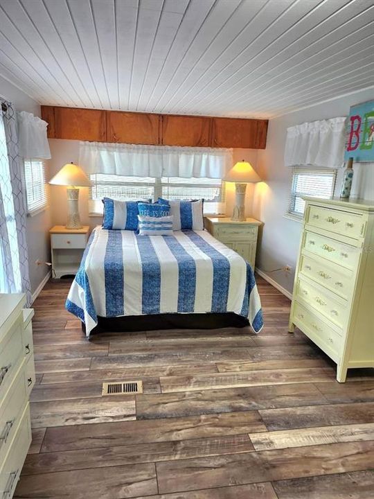 For Sale: $154,900 (2 beds, 1 baths, 880 Square Feet)