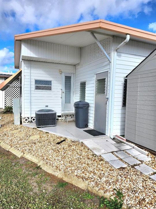 For Sale: $154,900 (2 beds, 1 baths, 880 Square Feet)