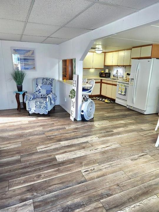 For Sale: $154,900 (2 beds, 1 baths, 880 Square Feet)