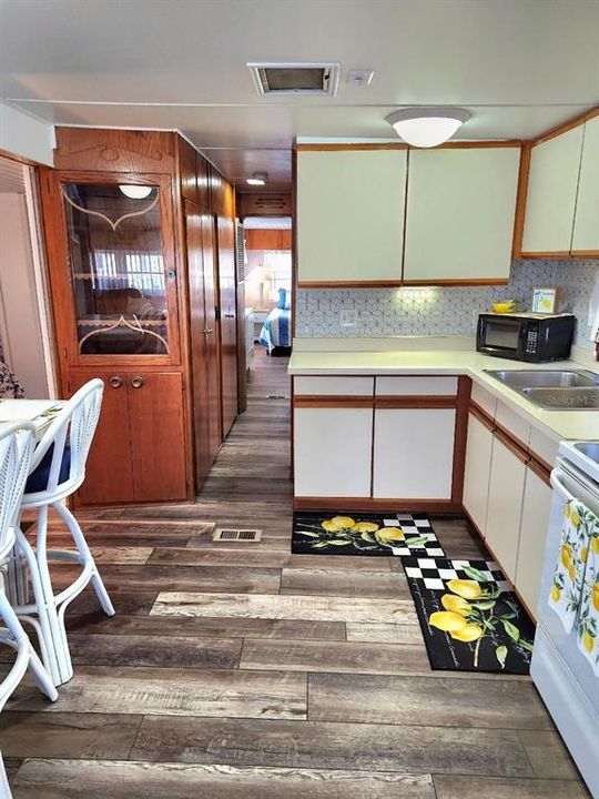 For Sale: $154,900 (2 beds, 1 baths, 880 Square Feet)