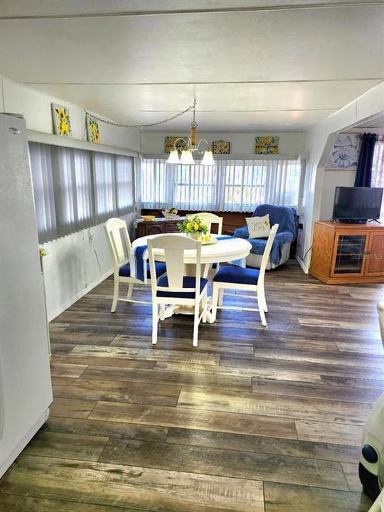 For Sale: $154,900 (2 beds, 1 baths, 880 Square Feet)