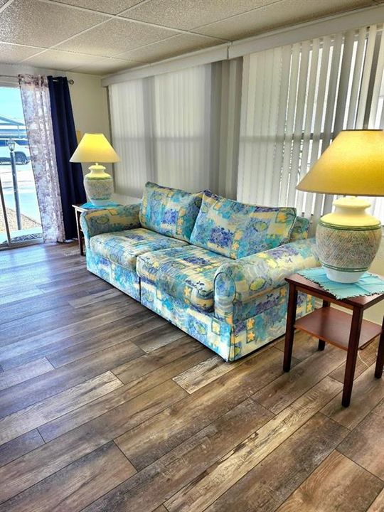 For Sale: $154,900 (2 beds, 1 baths, 880 Square Feet)