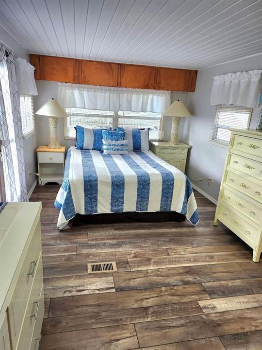 For Sale: $154,900 (2 beds, 1 baths, 880 Square Feet)