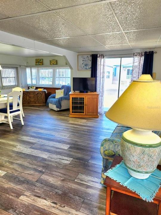 For Sale: $154,900 (2 beds, 1 baths, 880 Square Feet)