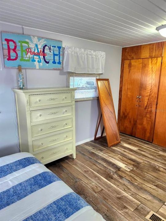 For Sale: $154,900 (2 beds, 1 baths, 880 Square Feet)