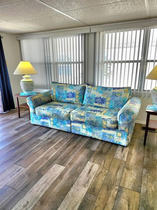 For Sale: $154,900 (2 beds, 1 baths, 880 Square Feet)