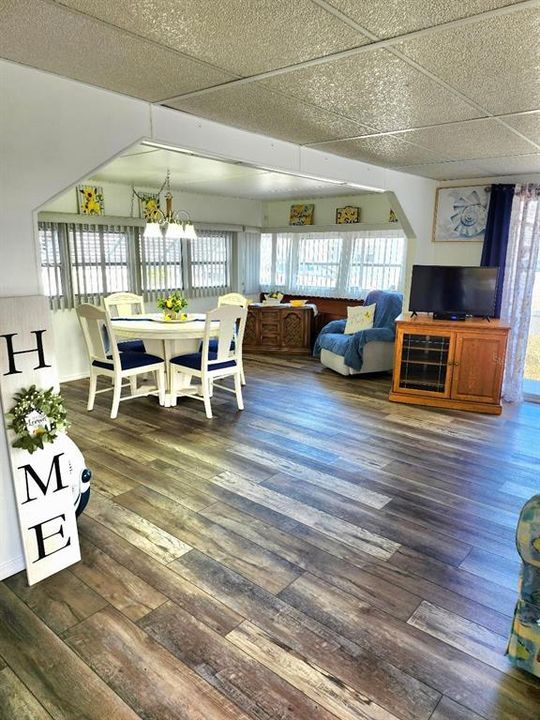 For Sale: $154,900 (2 beds, 1 baths, 880 Square Feet)