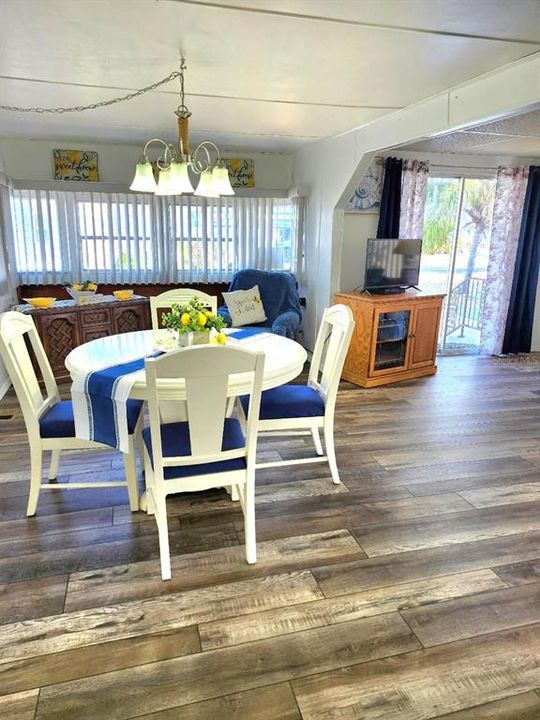 For Sale: $154,900 (2 beds, 1 baths, 880 Square Feet)