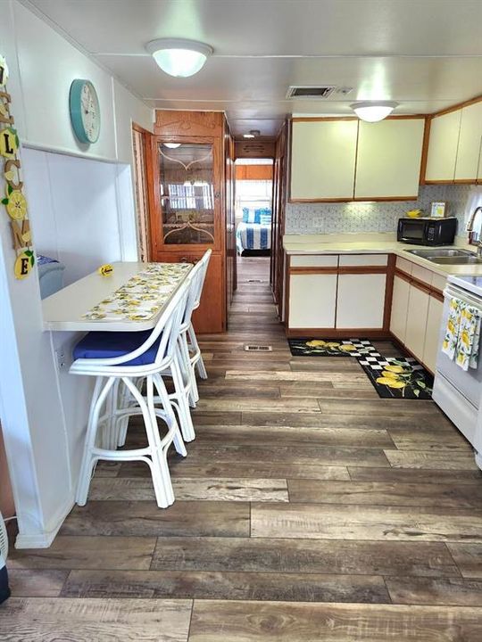 For Sale: $154,900 (2 beds, 1 baths, 880 Square Feet)