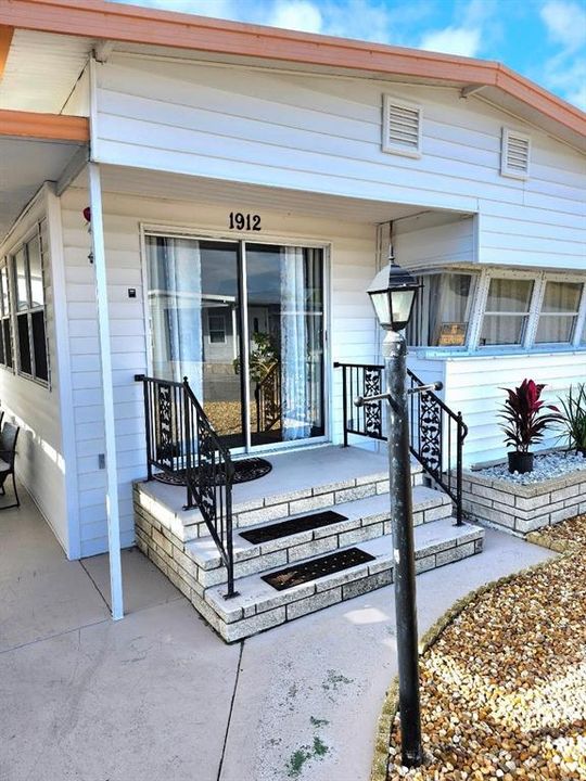 For Sale: $154,900 (2 beds, 1 baths, 880 Square Feet)