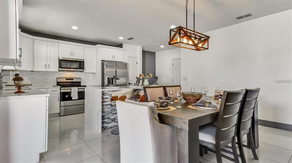 出租: $2,400 (4 贝兹, 2 浴室, 2416 平方英尺)