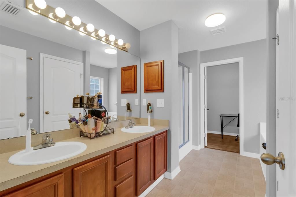 En Venta: $345,000 (4 camas, 2 baños, 2342 Pies cuadrados)