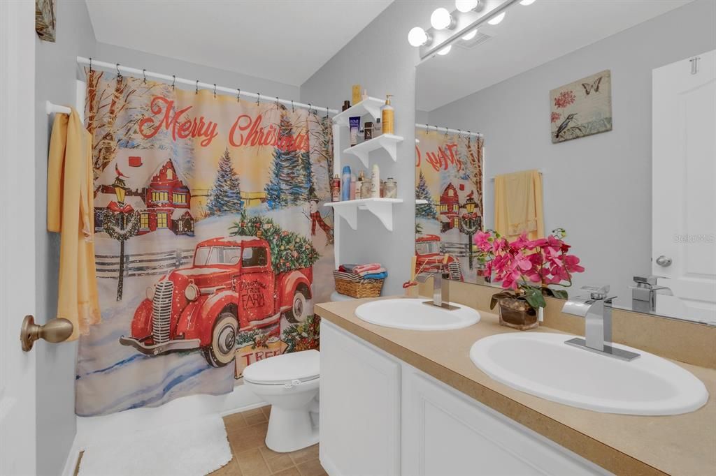 En Venta: $345,000 (4 camas, 2 baños, 2342 Pies cuadrados)