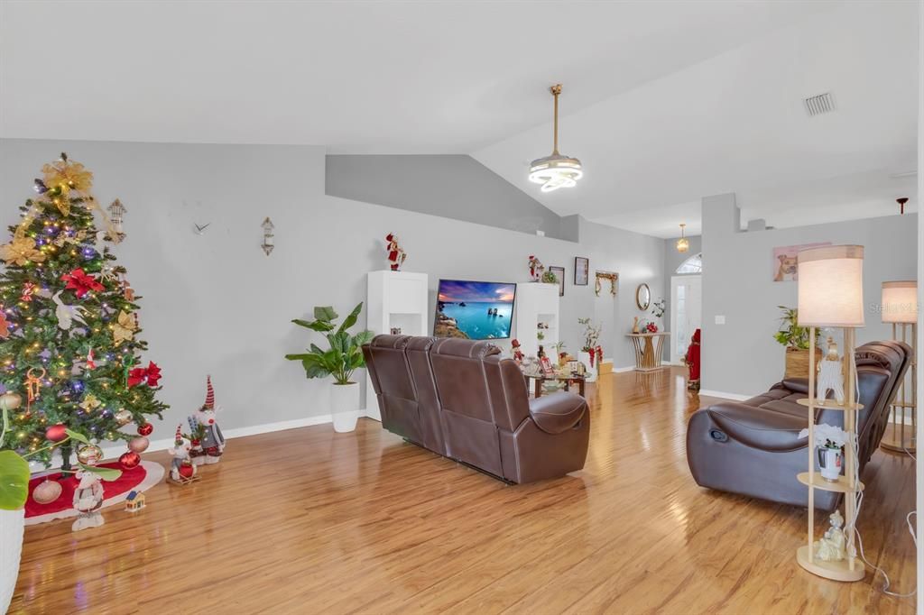 En Venta: $345,000 (4 camas, 2 baños, 2342 Pies cuadrados)