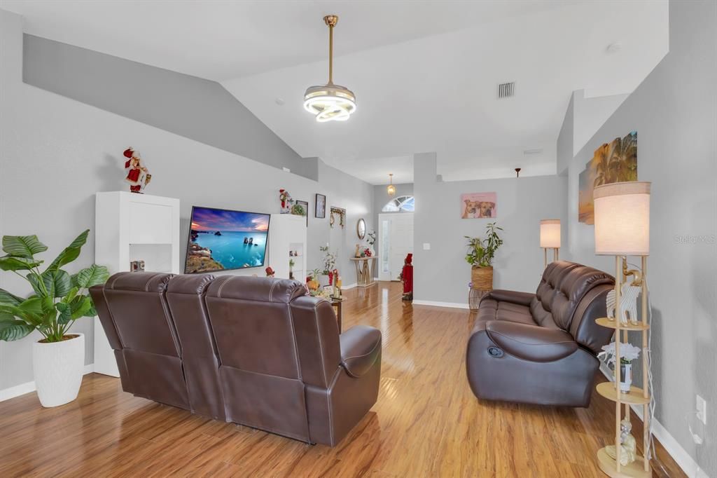 En Venta: $345,000 (4 camas, 2 baños, 2342 Pies cuadrados)