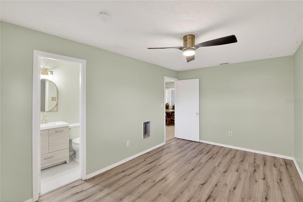 待售: $260,000 (3 贝兹, 1 浴室, 1234 平方英尺)