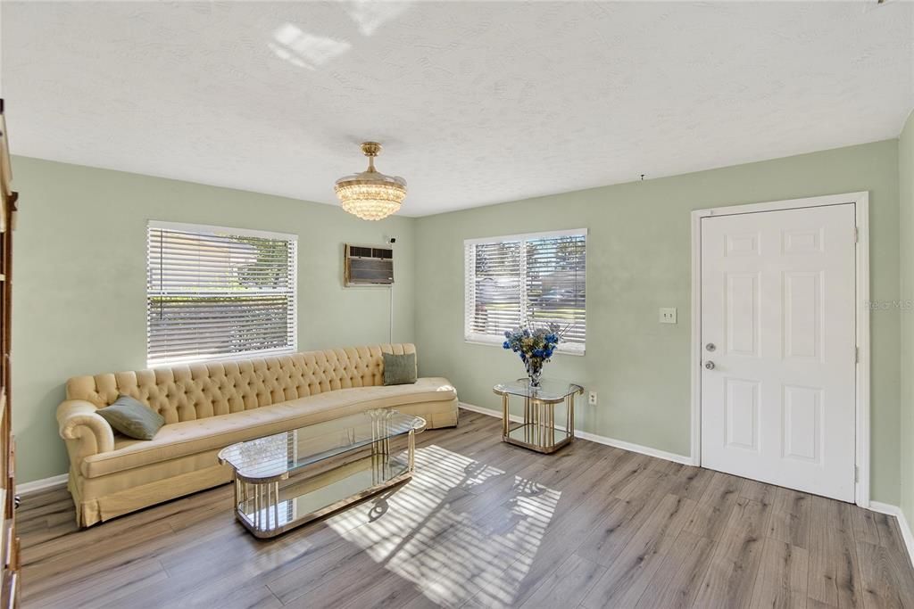 待售: $260,000 (3 贝兹, 1 浴室, 1234 平方英尺)