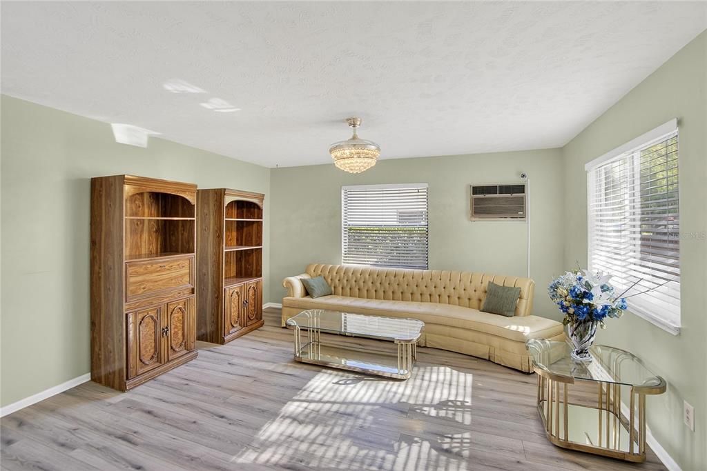 待售: $260,000 (3 贝兹, 1 浴室, 1234 平方英尺)