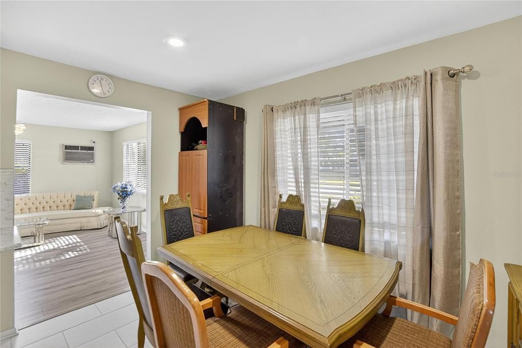 待售: $260,000 (3 贝兹, 1 浴室, 1234 平方英尺)