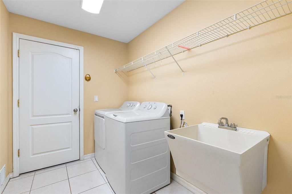 For Sale: $400,000 (3 beds, 2 baths, 1688 Square Feet)