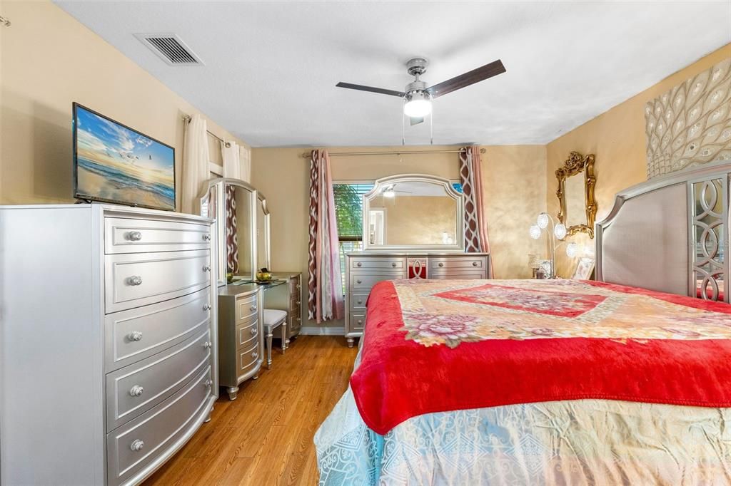 For Sale: $400,000 (3 beds, 2 baths, 1688 Square Feet)