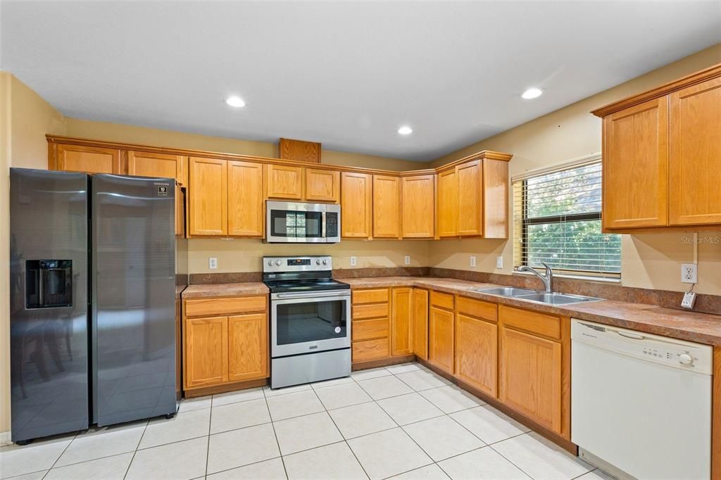 For Sale: $400,000 (3 beds, 2 baths, 1688 Square Feet)