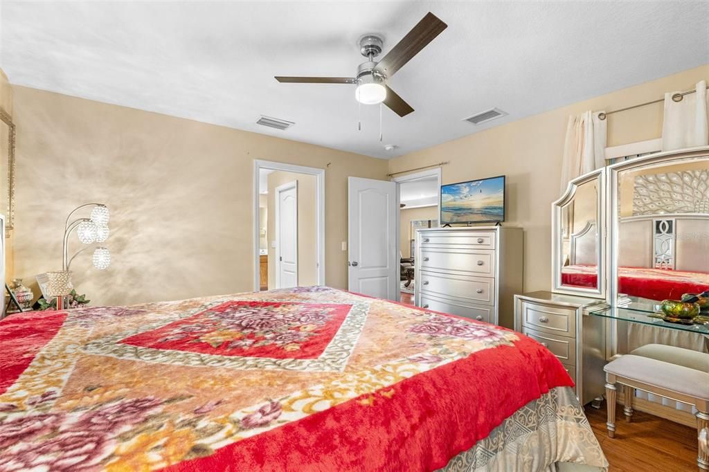 For Sale: $400,000 (3 beds, 2 baths, 1688 Square Feet)