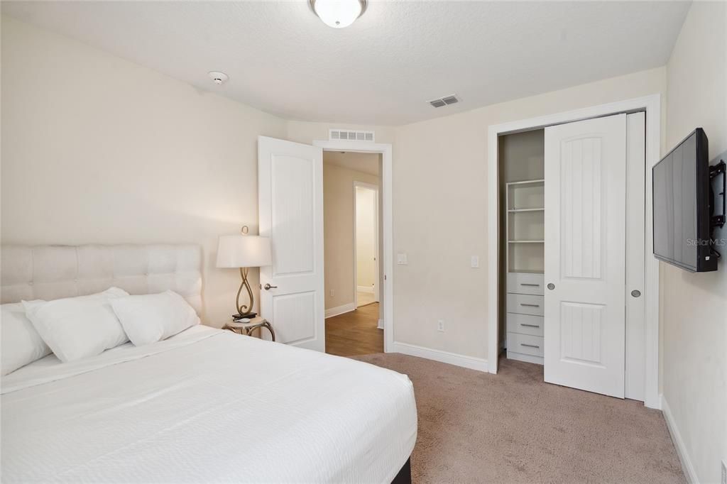 For Sale: $949,000 (10 beds, 10 baths, 4733 Square Feet)